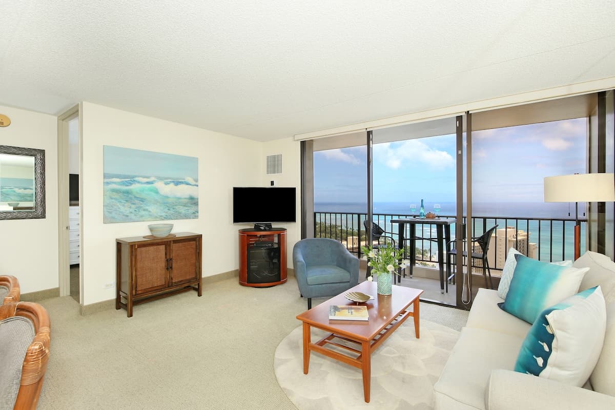 Condo in Honolulu · ★4.72 · 1 bedroom · 2 beds · 1 private bath - Photo 2
