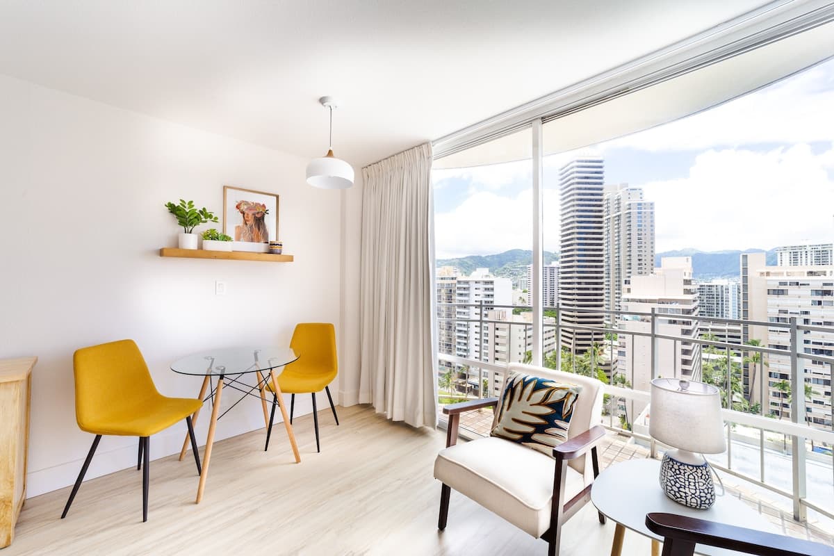Condo in Honolulu · ★4.85 · Studio · 1 bed · 1 private bath - Photo 2
