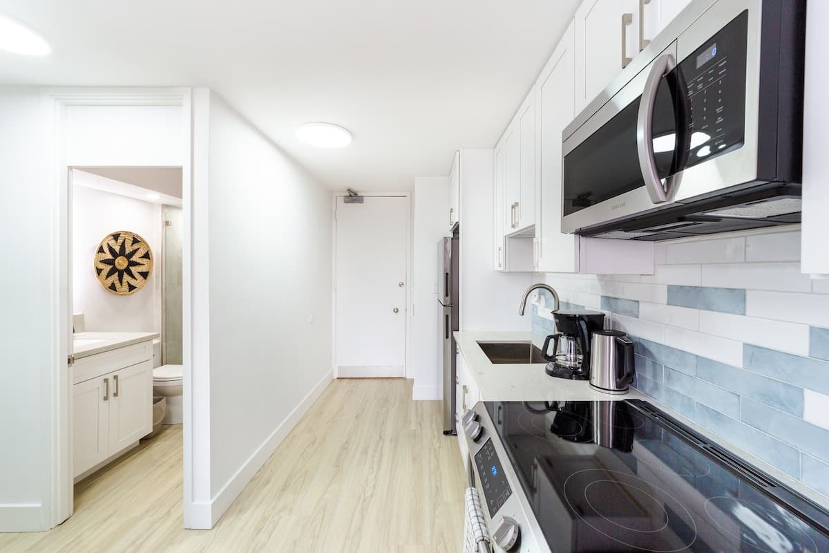 Condo in Honolulu · ★4.85 · Studio · 1 bed · 1 private bath - Photo 3
