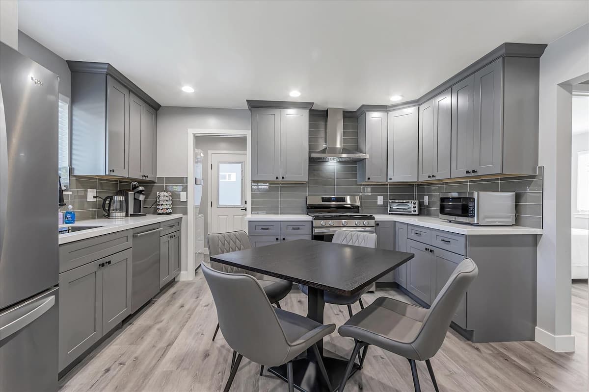 Newly Remodeled Silicon Valley Home Near Freeways - Photo 3