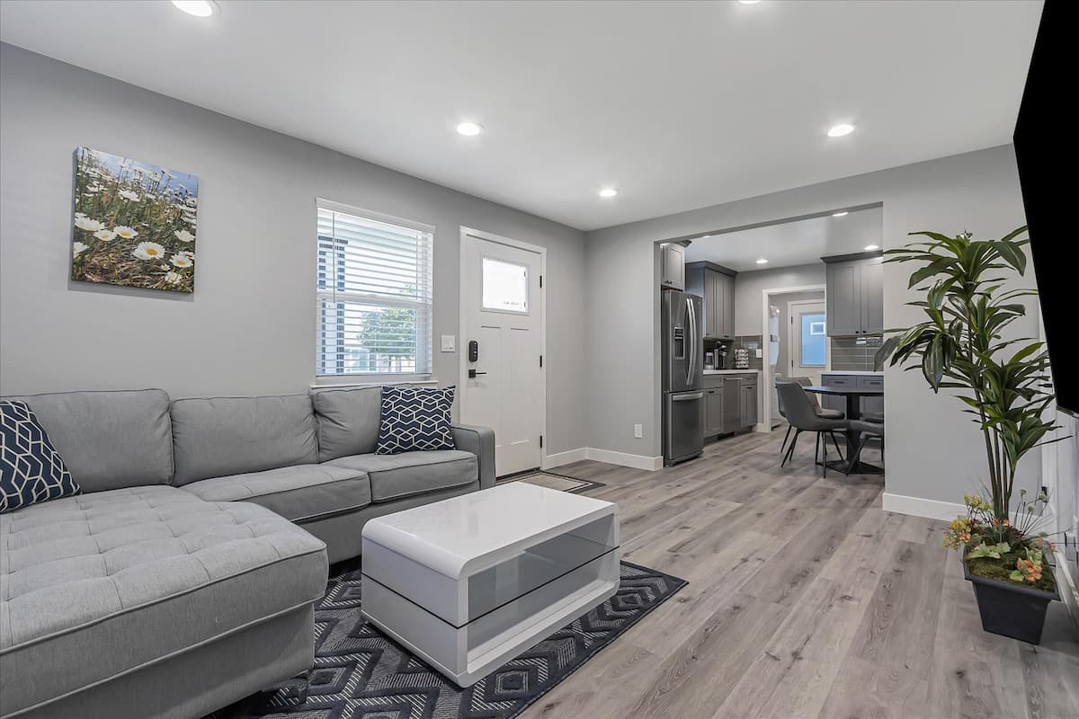 Newly Remodeled Silicon Valley Home Near Freeways - Photo 1