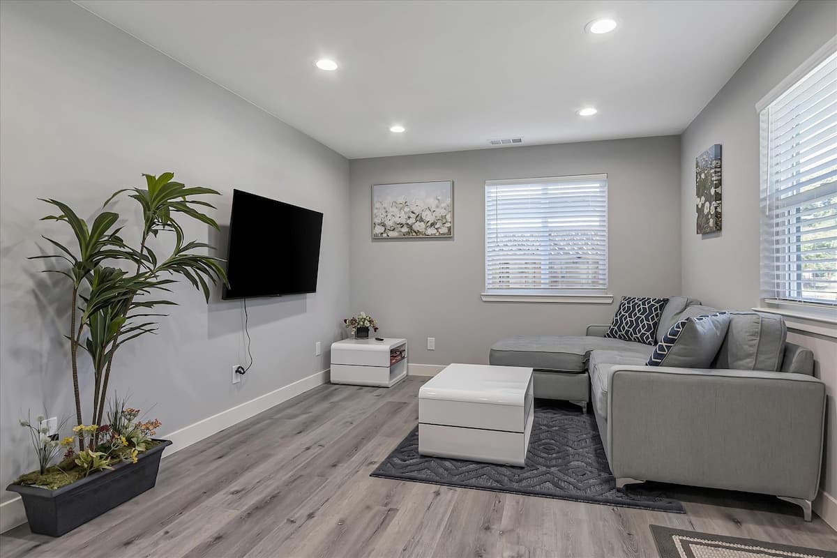 Newly Remodeled Silicon Valley Home Near Freeways - Photo 2