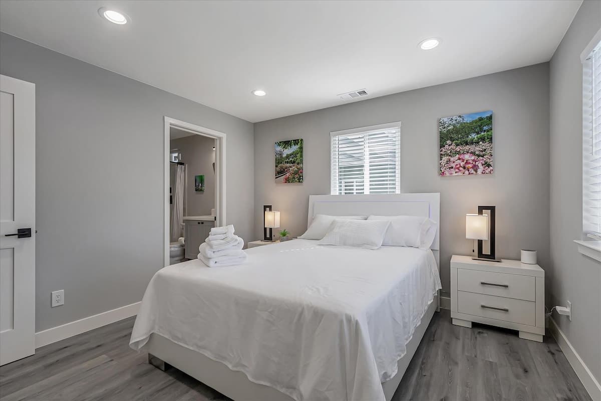 2 Separate Units, Newly Remodeled 2023 - Photo 3