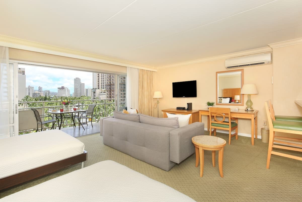 Condo in Honolulu · ★4.55 · 1 bedroom · 3 beds · 1 private bath - Photo 4