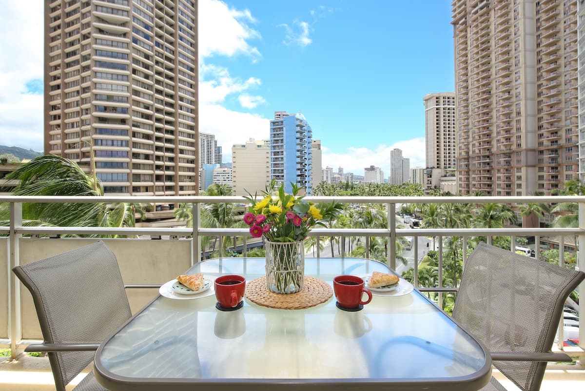Condo in Honolulu · ★4.55 · 1 bedroom · 3 beds · 1 private bath - Photo 3