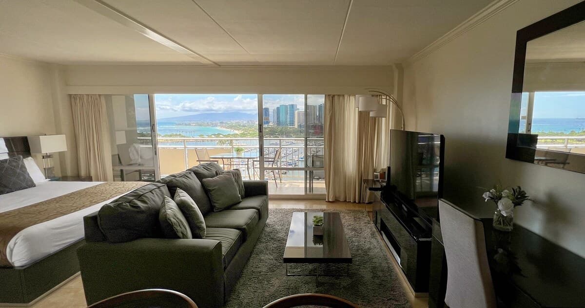 Condo in Honolulu · ★5.0 · 1 bedroom · 2 beds · 1 private bath - Photo 5