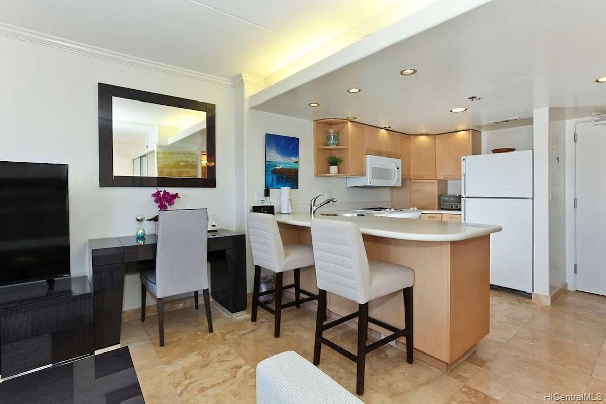 Condo in Honolulu · ★5.0 · 1 bedroom · 2 beds · 1 private bath - Photo 4