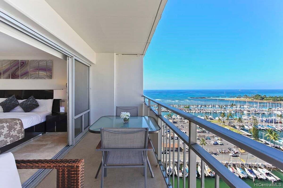 Condo in Honolulu · ★5.0 · 1 bedroom · 2 beds · 1 private bath - Photo 2