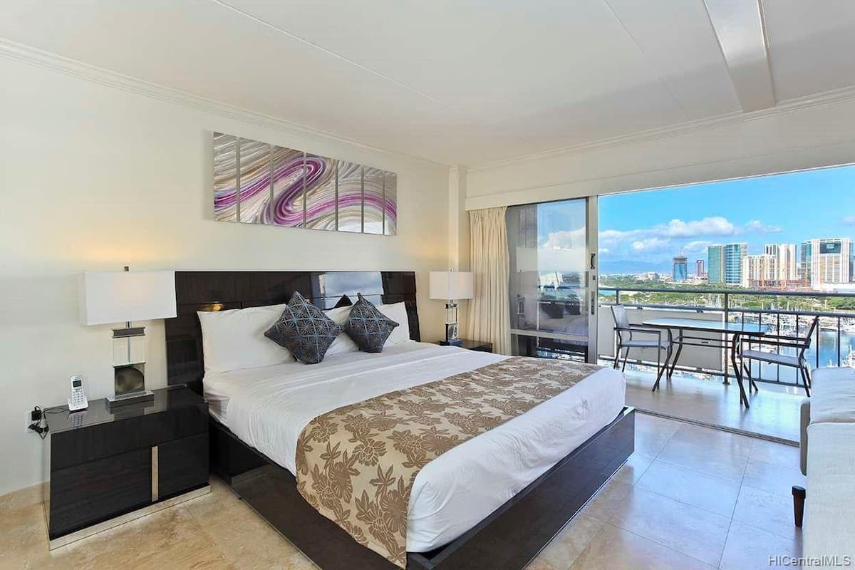 Condo in Honolulu · ★5.0 · 1 bedroom · 2 beds · 1 private bath - Photo 3