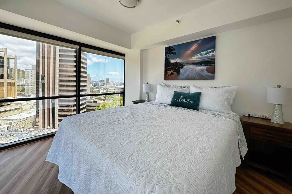 Condo in Honolulu · ★4.64 · 2 bedrooms · 4 beds · 1 private bath - Photo 1