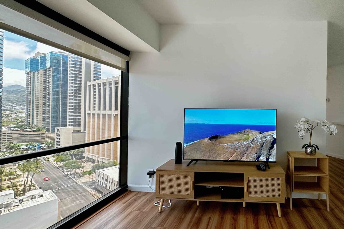 Condo in Honolulu · ★4.64 · 2 bedrooms · 4 beds · 1 private bath - Photo 3