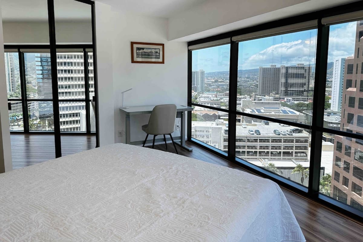 Condo in Honolulu · ★4.64 · 2 bedrooms · 4 beds · 1 private bath - Photo 4