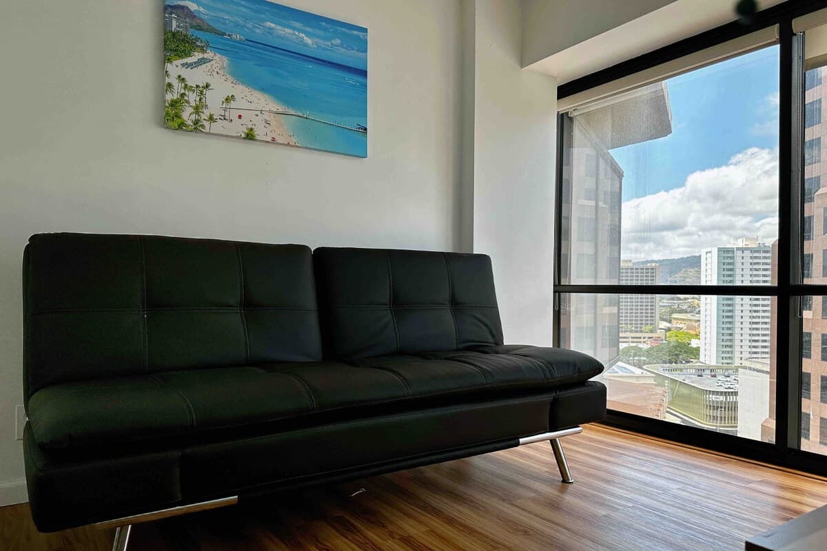 Condo in Honolulu · ★4.64 · 2 bedrooms · 4 beds · 1 private bath - Photo 5