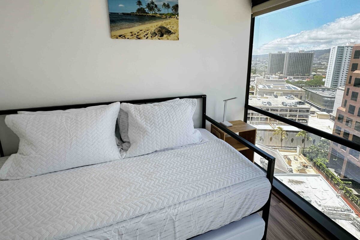 Condo in Honolulu · ★4.64 · 2 bedrooms · 4 beds · 1 private bath - Photo 2