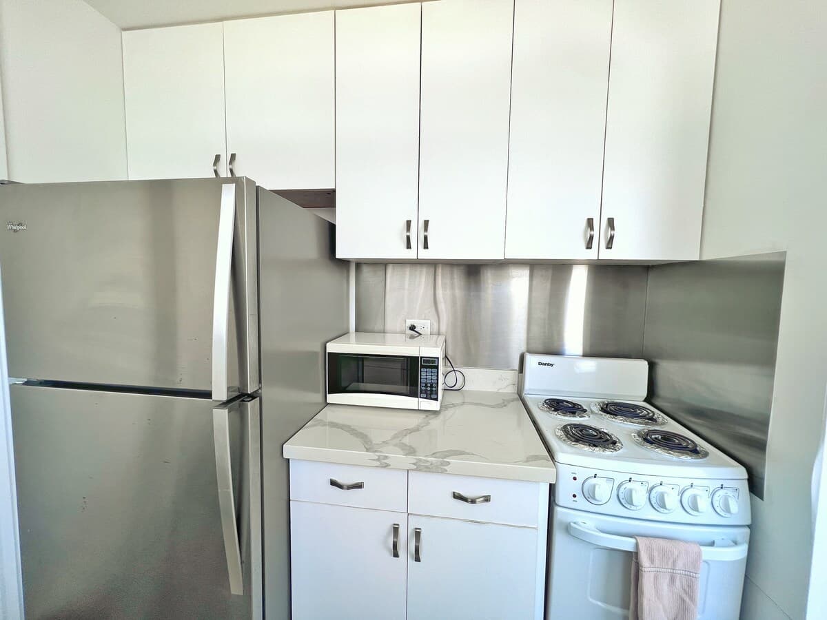 Condo in Honolulu · ★4.75 · 1 bedroom · 3 beds · 1 private bath - Photo 2