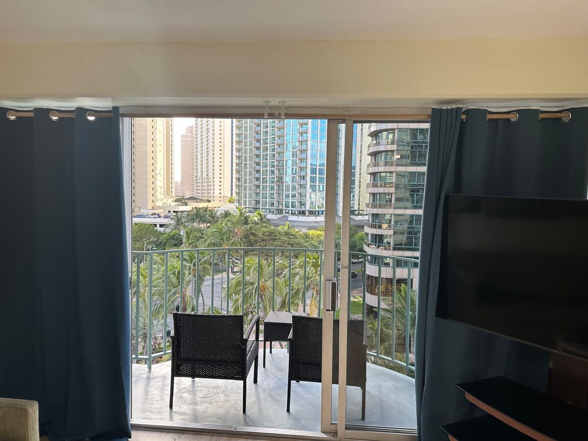 2 bedroom Waikiki apt sleeps 6 free parking - Photo 3