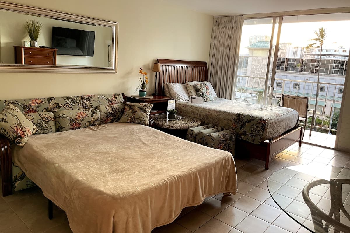 Condo in Honolulu · ★4.4 · 2 bedrooms · 4 beds · 2 private baths - Photo 5