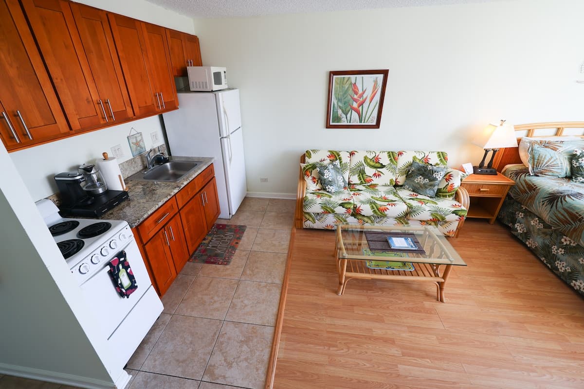 Condo in Honolulu · ★4.4 · 2 bedrooms · 4 beds · 2 private baths - Photo 3