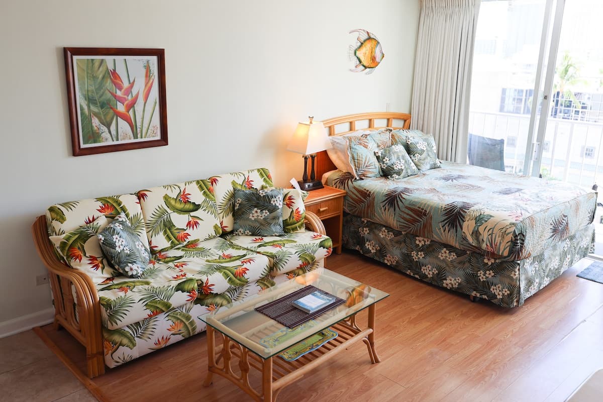Condo in Honolulu · ★4.4 · 2 bedrooms · 4 beds · 2 private baths - Photo 2
