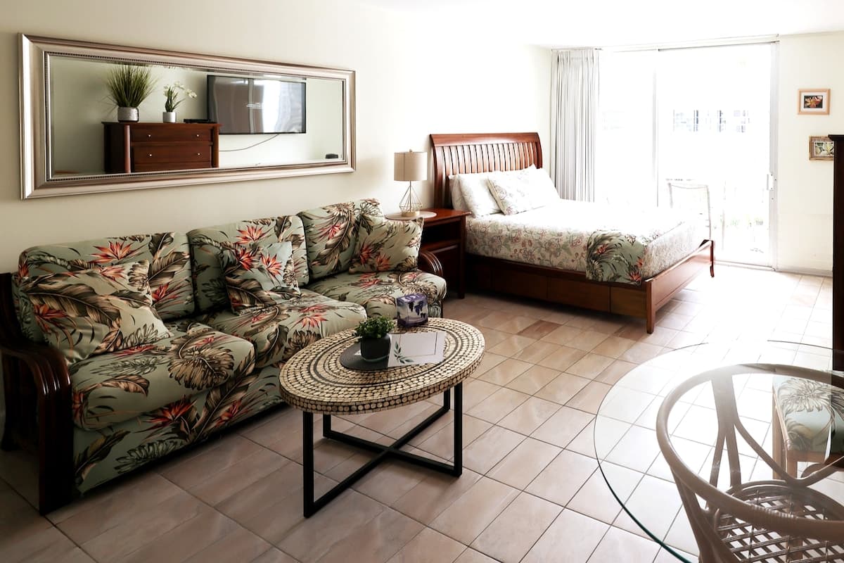 Condo in Honolulu · ★4.4 · 2 bedrooms · 4 beds · 2 private baths - Photo 4