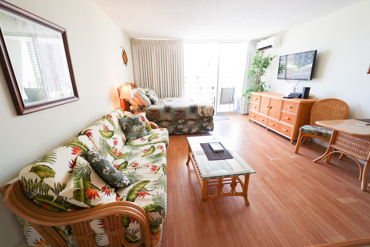 Condo in Honolulu · ★4.4 · 2 bedrooms · 4 beds · 2 private baths - Photo 1