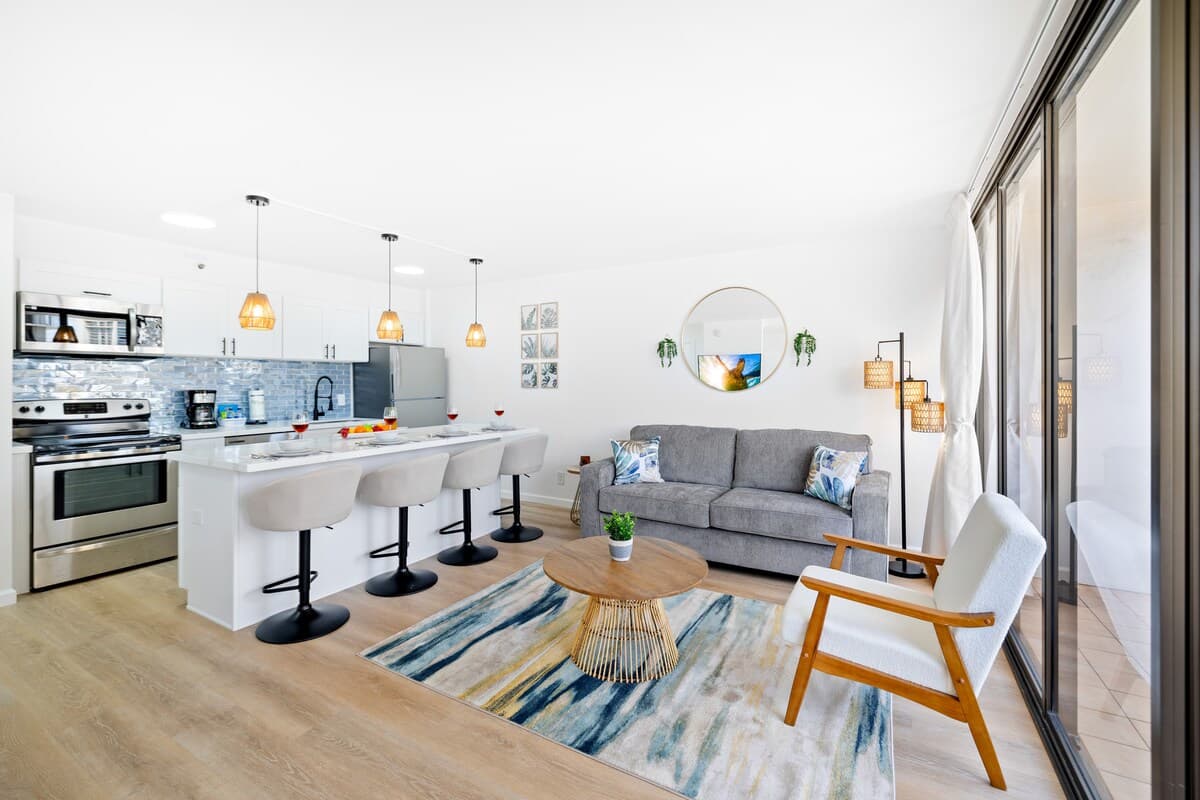 Condo in Honolulu · ★4.88 · 1 bedroom · 3 beds · 1 private bath - Photo 3