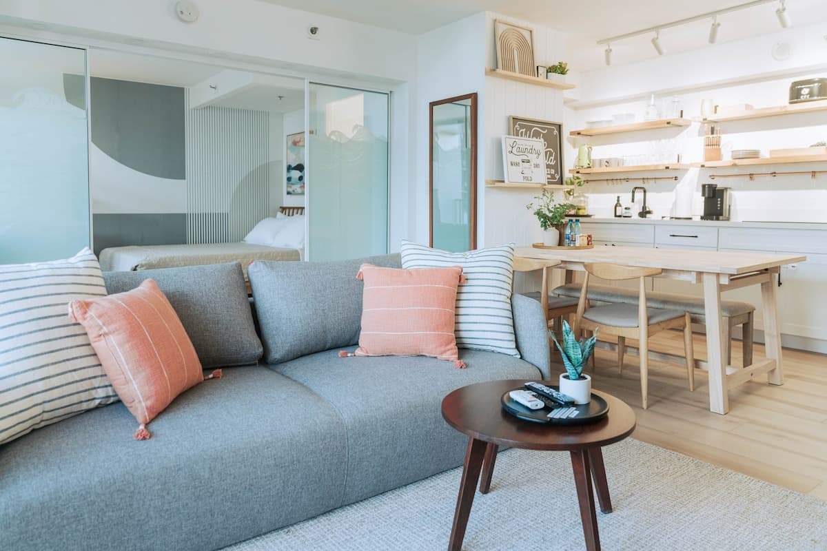 Cozy Family/Group Vacation Home w/ Free Parking! - Photo 2