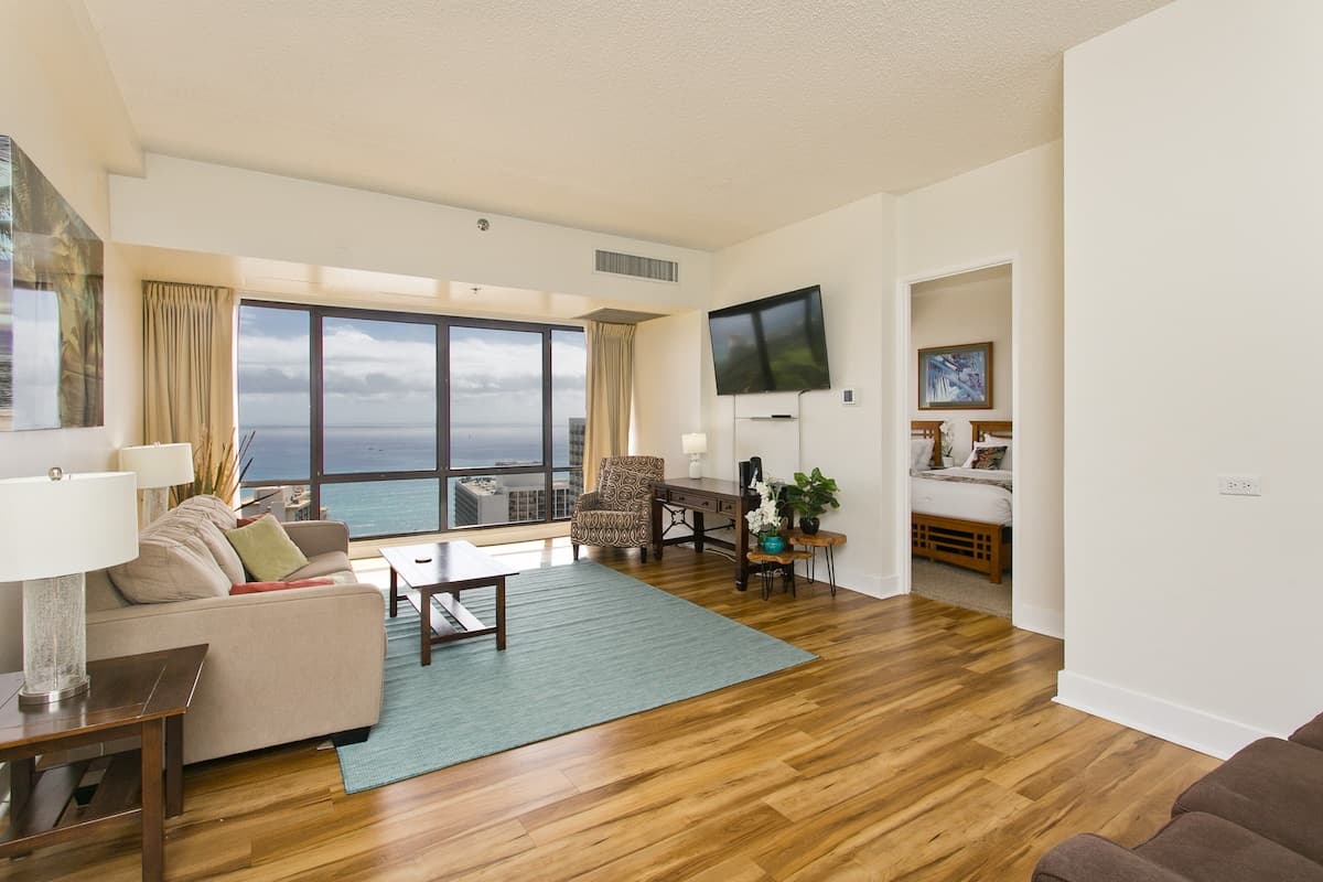 Condo in Honolulu · ★4.86 · 2 bedrooms · 4 beds · 2 private baths - Photo 3