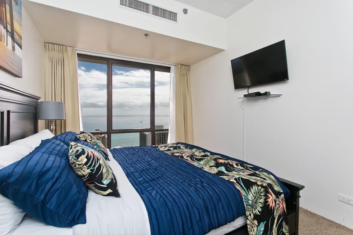 Condo in Honolulu · ★4.86 · 2 bedrooms · 4 beds · 2 private baths - Photo 1