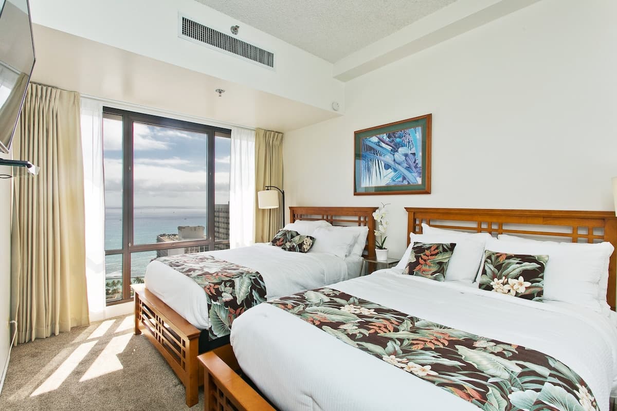 Condo in Honolulu · ★4.86 · 2 bedrooms · 4 beds · 2 private baths - Photo 2