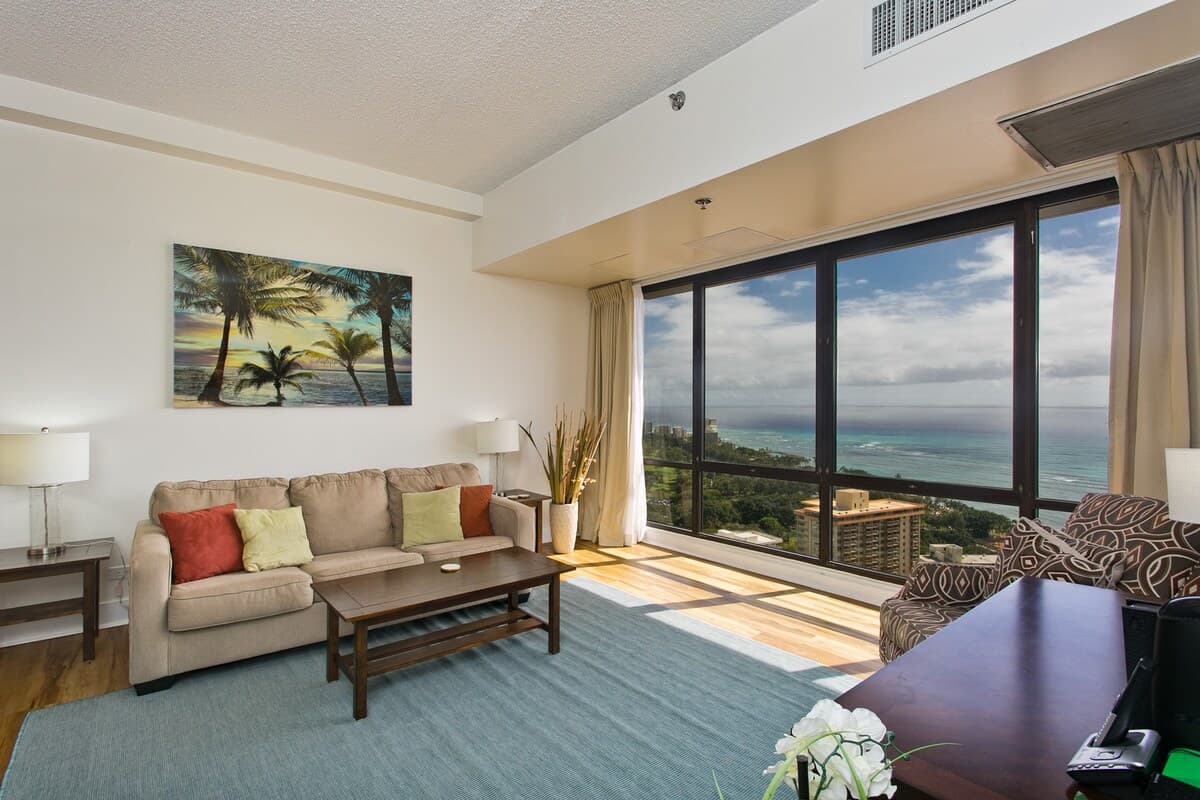 Condo in Honolulu · ★4.86 · 2 bedrooms · 4 beds · 2 private baths - Photo 4