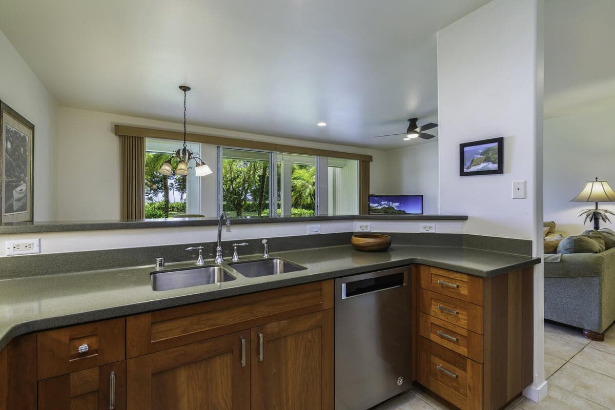 Condo in Princeville · ★4.81 · 1 bedroom · 2 beds · 2 private baths - Photo 4