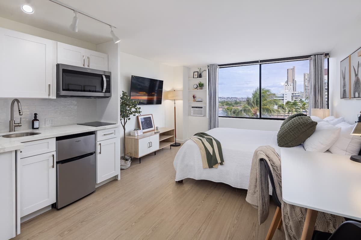 Cozy Waikiki Dream with Ala Wai View - Photo 1