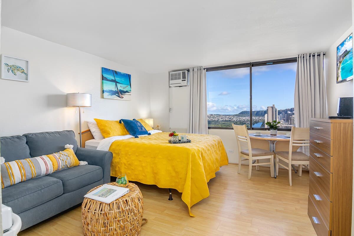 Condo in Honolulu · ★4.72 · Studio · 2 beds · 1 private bath - Photo 4