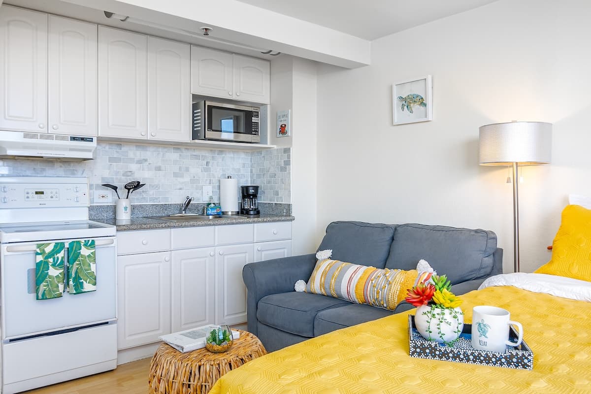 Condo in Honolulu · ★4.72 · Studio · 2 beds · 1 private bath - Photo 5