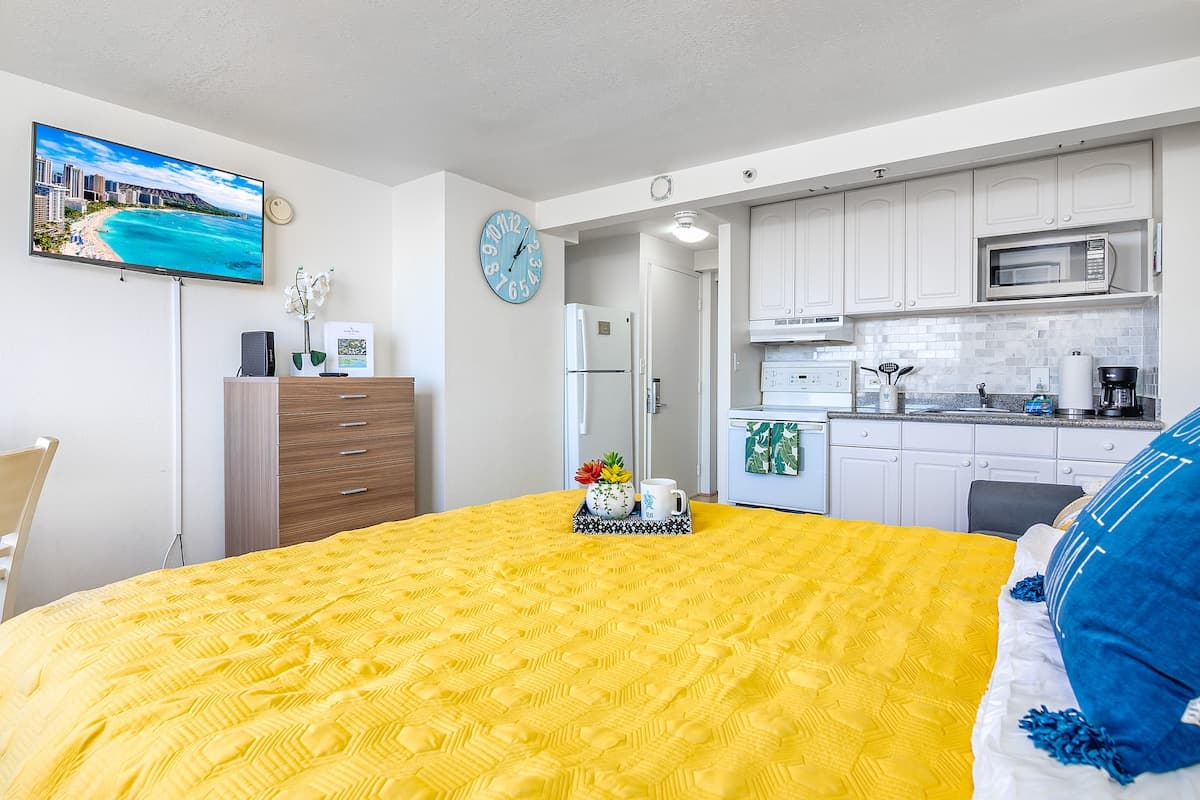Condo in Honolulu · ★4.72 · Studio · 2 beds · 1 private bath - Photo 3