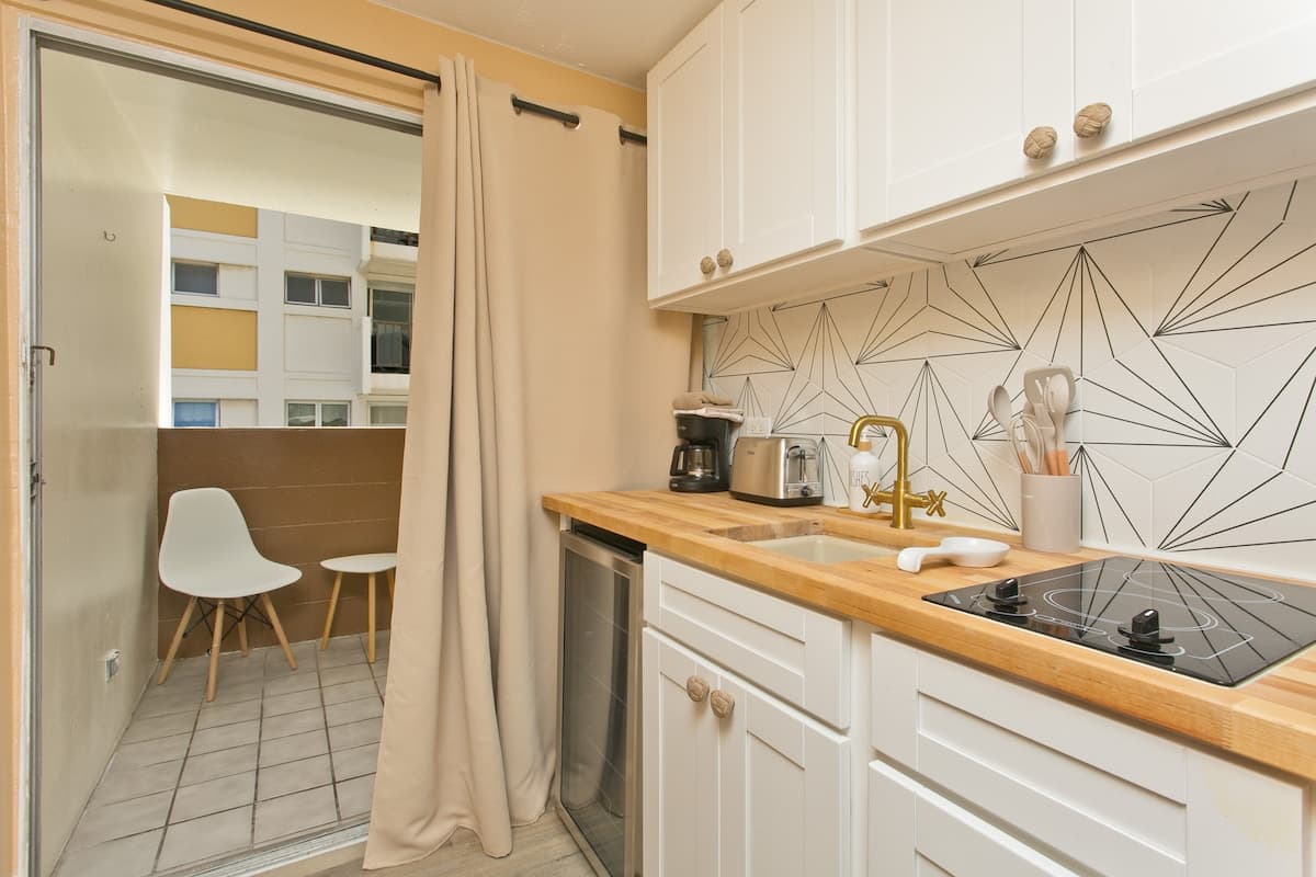 Boho Studio, Central Waikiki, 1 Block to Beach - Photo 3