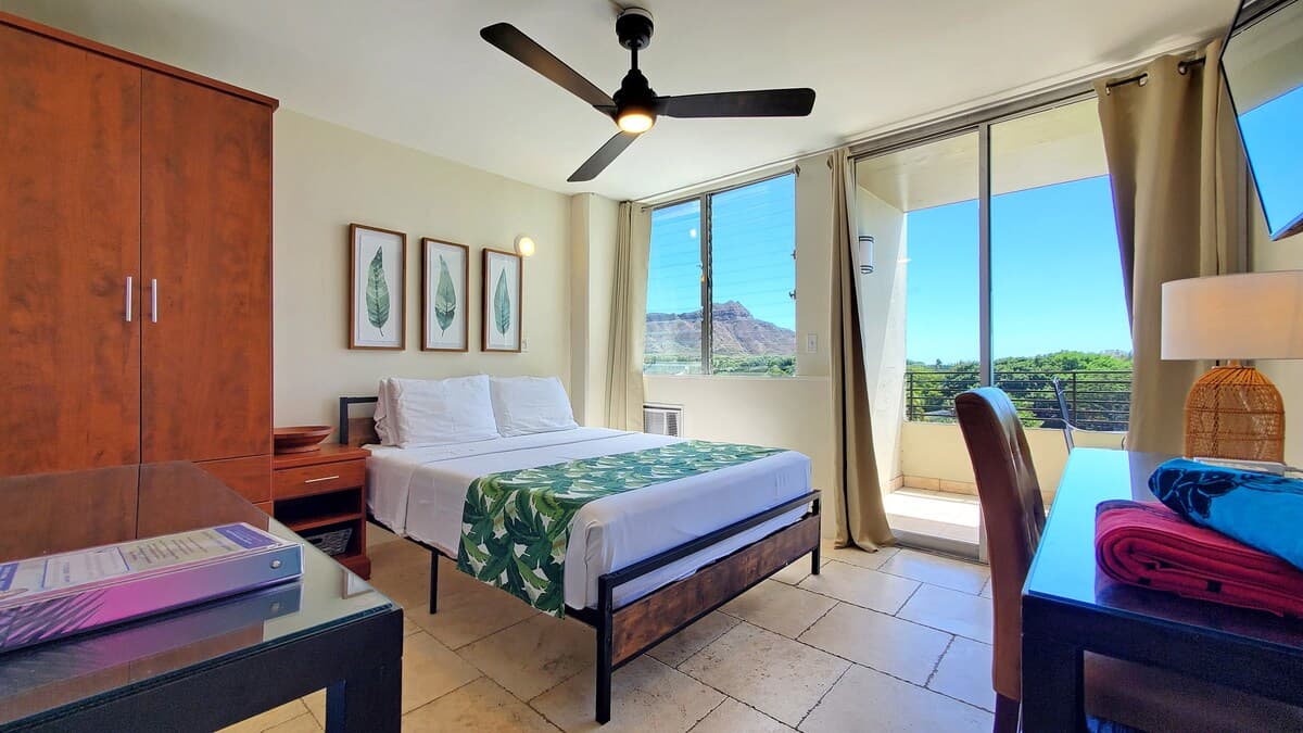 Condo in Honolulu · ★4.52 · Studio · 1 bed · 1 private bath - Photo 1