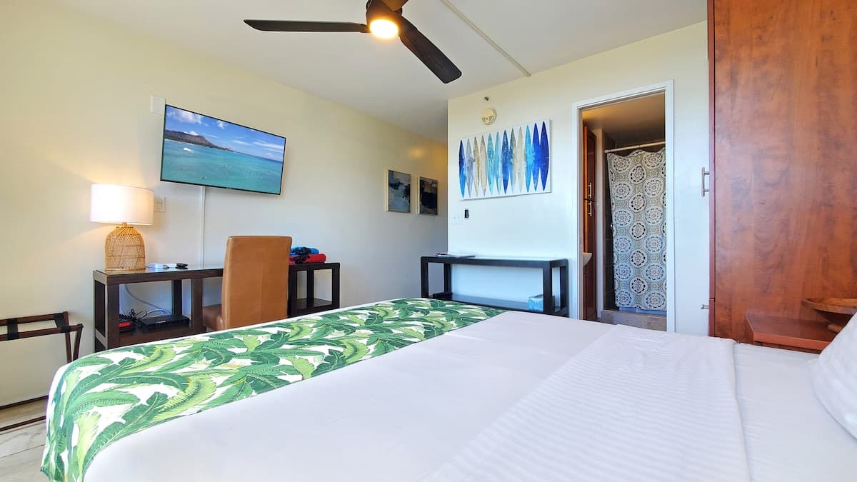 Condo in Honolulu · ★4.52 · Studio · 1 bed · 1 private bath - Photo 3