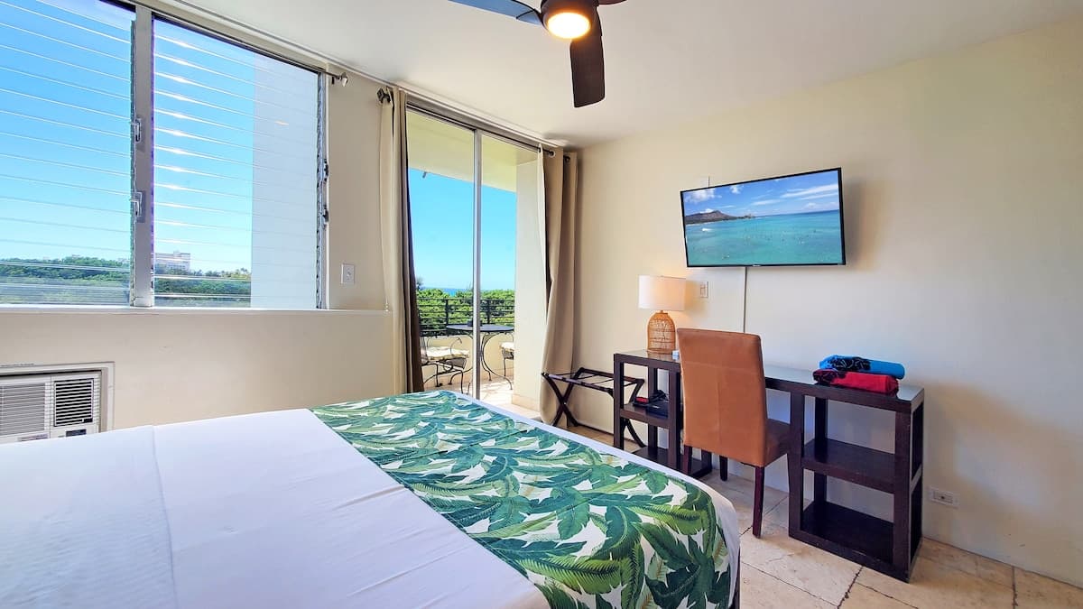 Condo in Honolulu · ★4.52 · Studio · 1 bed · 1 private bath - Photo 5