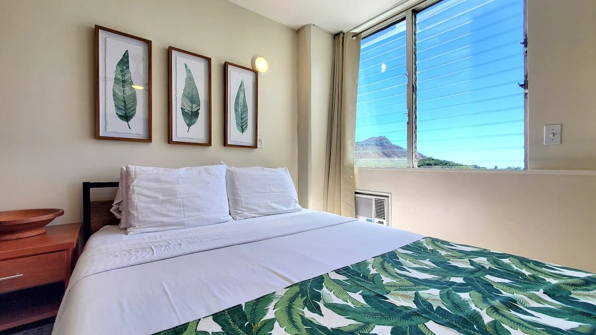 Condo in Honolulu · ★4.52 · Studio · 1 bed · 1 private bath - Photo 2