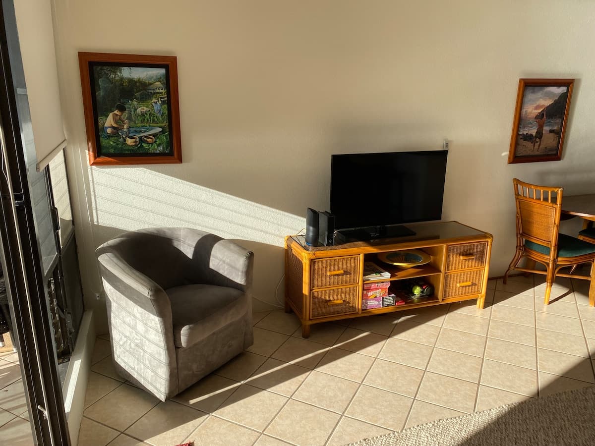Condo in Wailuku · ★4.99 · 1 bedroom · 1 bed · 1 private bath - Photo 4