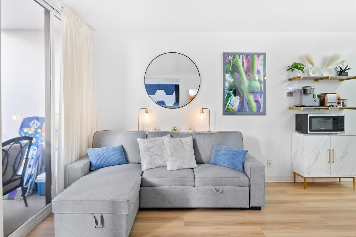 Huge patio | Modern | Washer | Free park | 5'Beach - Photo 4