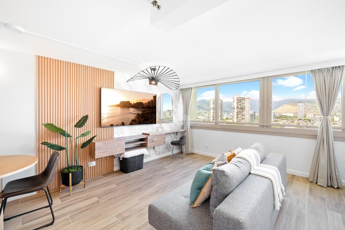 Condo in Honolulu · ★4.94 · 1 bedroom · 3 beds · 1 private bath - Photo 2