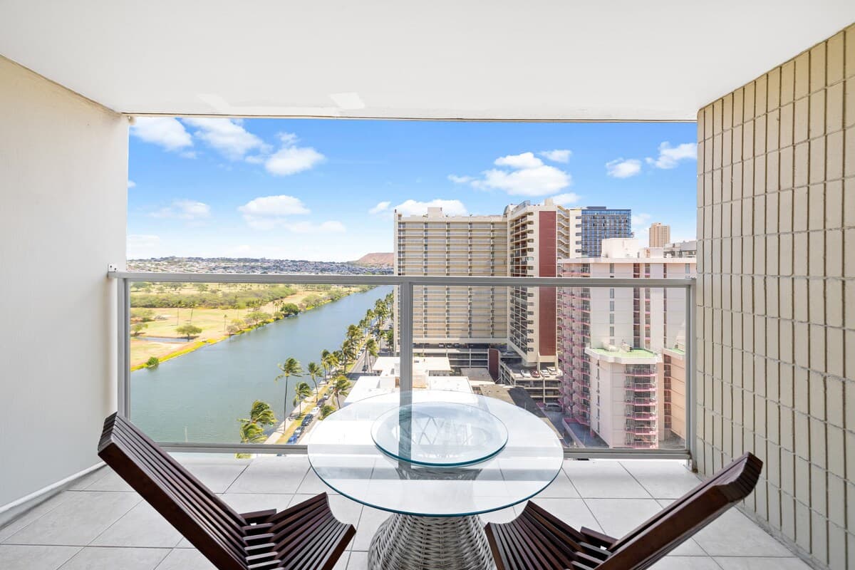 Condo in Honolulu · ★4.94 · 1 bedroom · 3 beds · 1 private bath - Photo 5