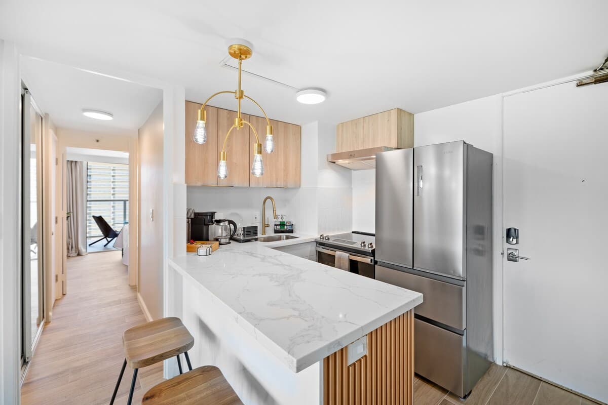 Condo in Honolulu · ★4.94 · 1 bedroom · 3 beds · 1 private bath - Photo 4