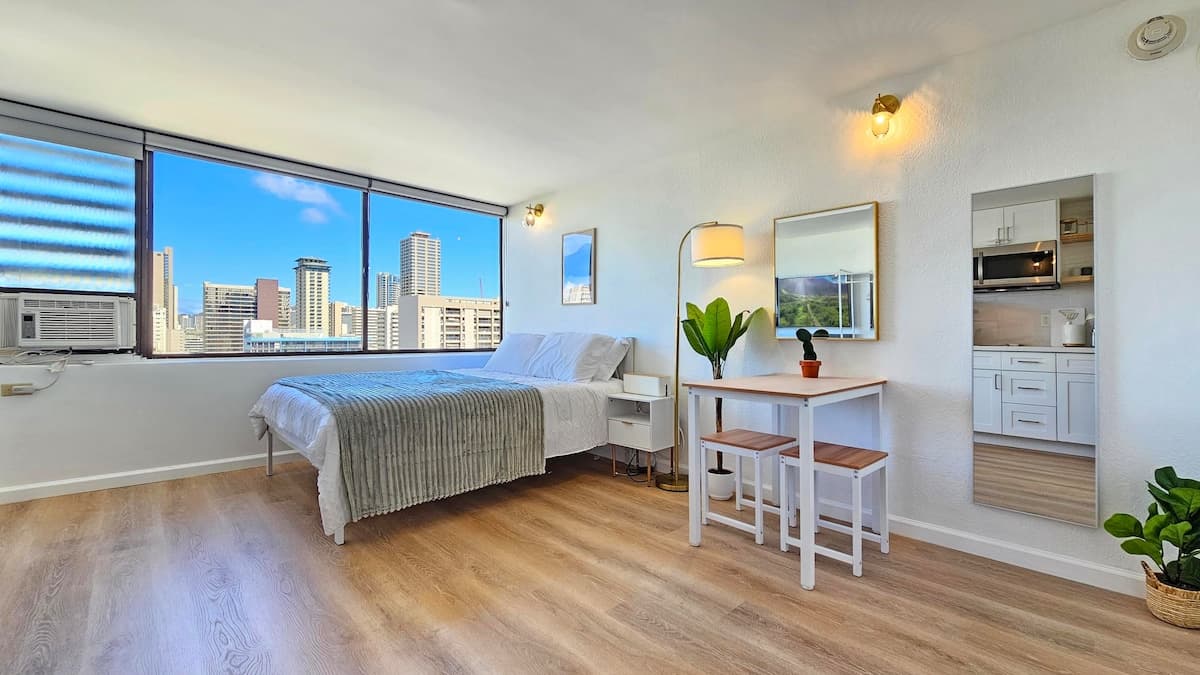 Beautifully Designed Waikiki Studio with Kitchen - Photo 5