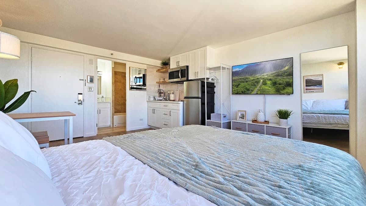 Beautifully Designed Waikiki Studio with Kitchen - Photo 4