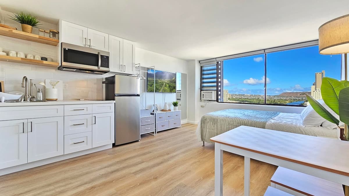 Beautifully Designed Waikiki Studio with Kitchen - Photo 1