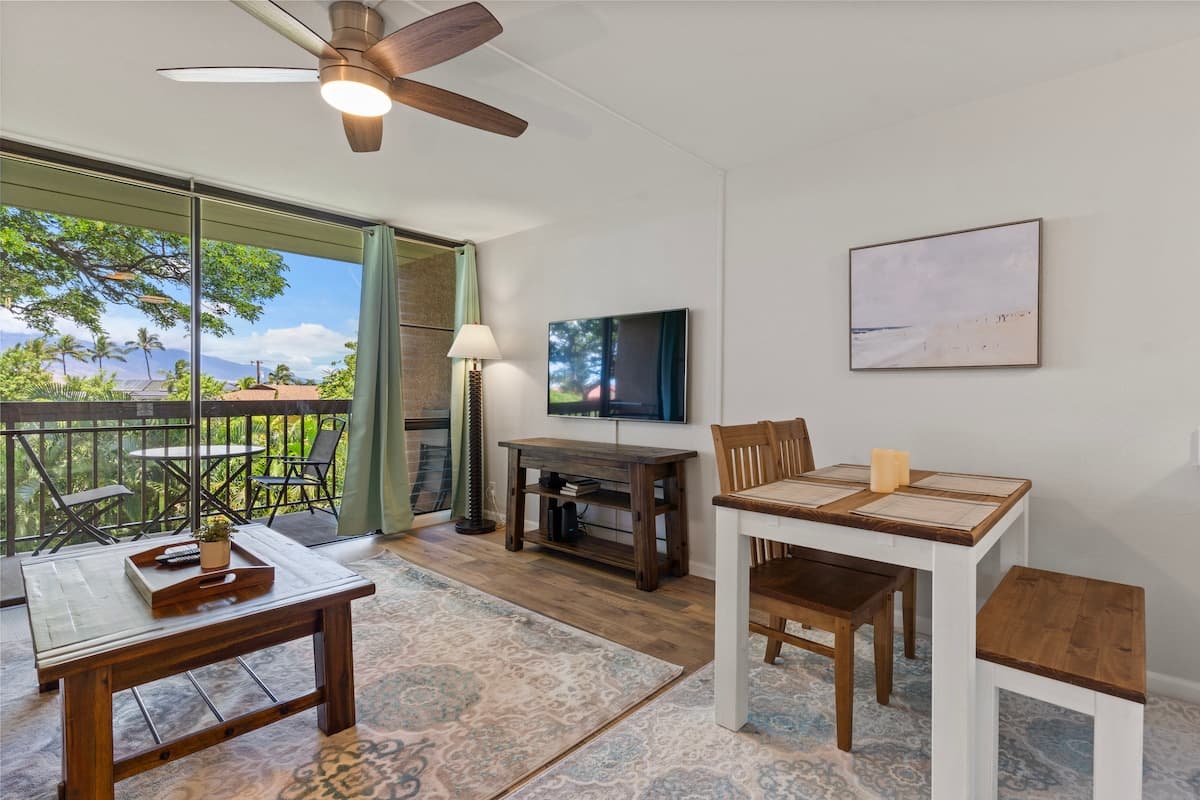 Steps to Charley Young Beach • Remodeled• Pool •AC - Photo 2